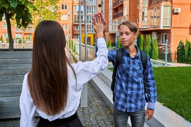 Os alunos dão mais cinco uns aos outros.