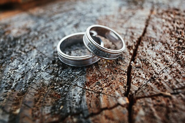 Os anéis de casamento estão em um bloco de madeira