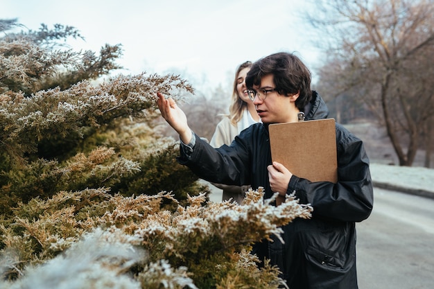 Foto grátis os cientistas estão estudando espécies de plantas na floresta.