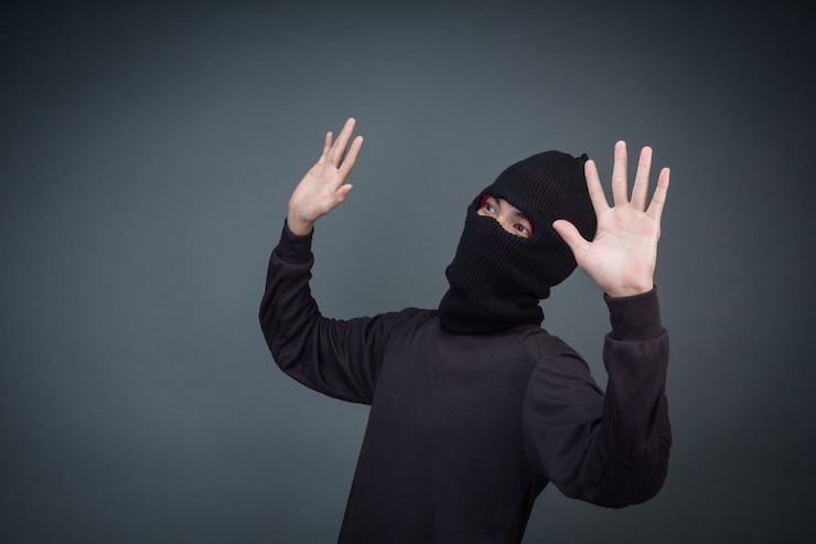 Foto grátis os criminosos usam uma máscara em preto sobre cinza.