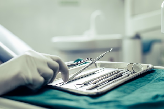 Foto grátis os dentistas escolhem o equipamento em cima da mesa.