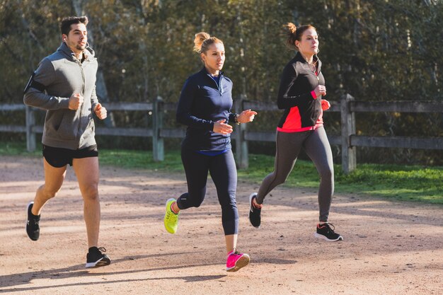 Os desportistas funcionam ao ar livre