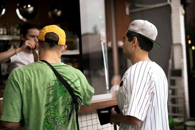 Os dois caras comprando comida no café da rua, férias estilo de vida