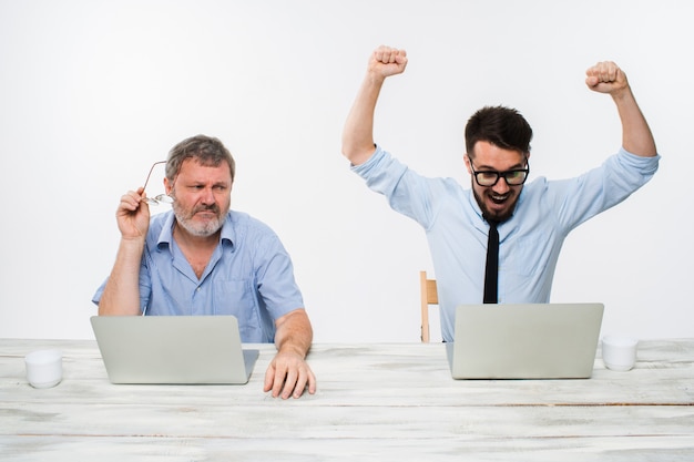 Foto grátis os dois colegas trabalhando juntos no escritório em fundo branco