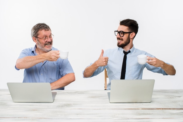 Os dois colegas trabalhando juntos no escritório em fundo branco