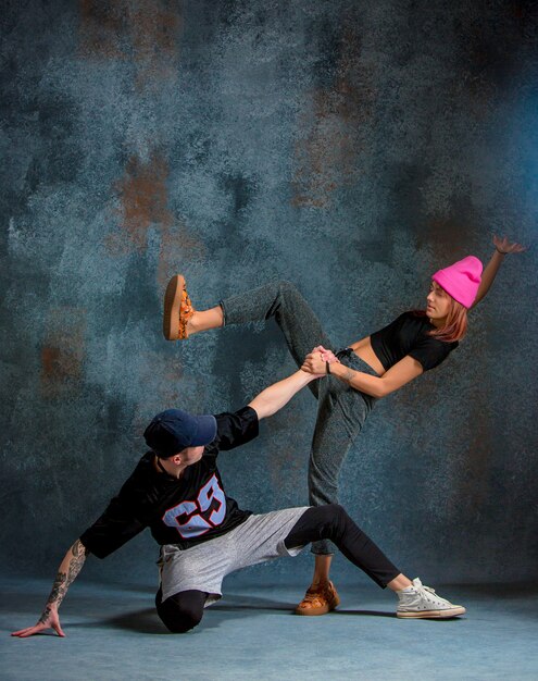 Os dois jovens dançando hip hop no estúdio