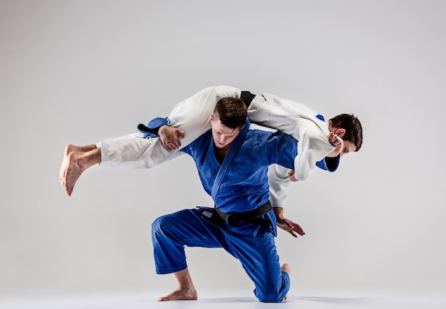 Foto grátis os dois lutadores de judocas lutando contra homens