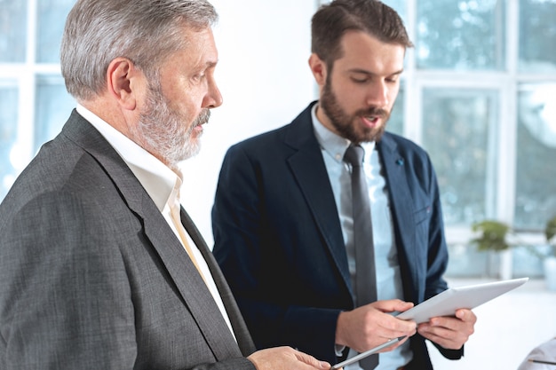 Os empresários trabalhando juntos na mesa.