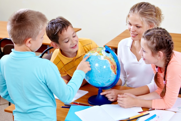 Foto grátis os estudantes que têm o divertimento na classe da geografia