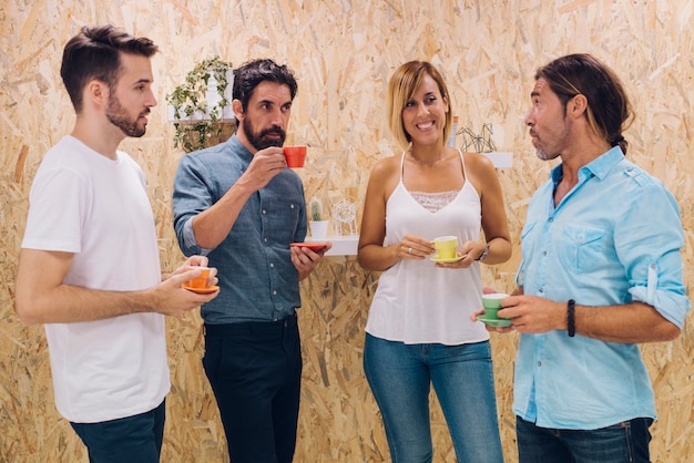 Foto grátis os funcionários que falam ao ter uma chávena de café