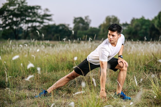 Os homens se aquecem antes e depois do exercício