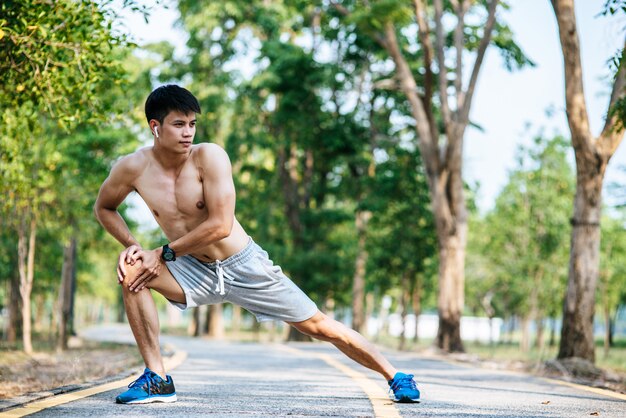 Os homens se aquecem antes e depois do exercício