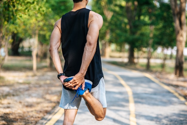 Os homens se aquecem antes e depois do exercício