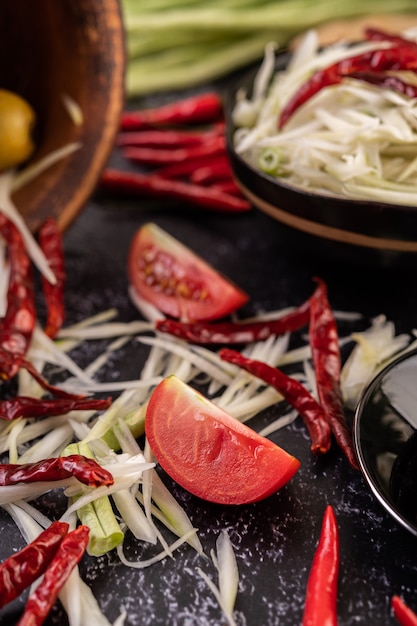 Os ingredientes da salada de mamão incluem mamão.