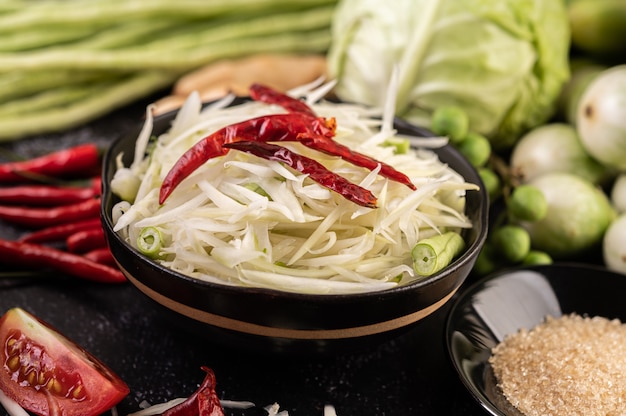 Os ingredientes da salada de mamão incluem mamão.