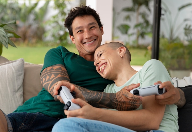 Os jogadores se divertem jogando videogame