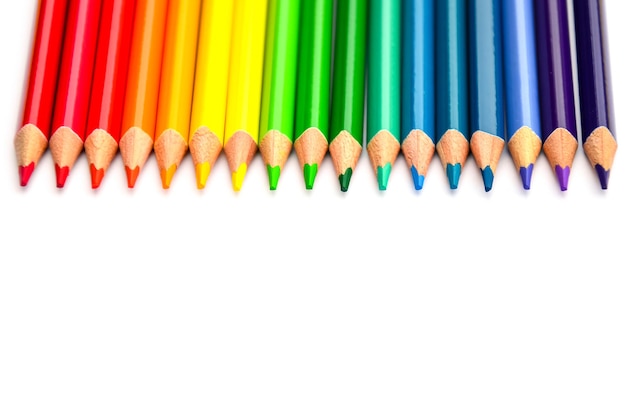 Os lápis coloridos são isolados em um fundo branco