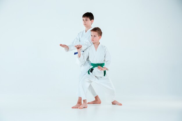 Os meninos posando no treinamento de Aikido na escola de artes marciais. Estilo de vida saudável e conceito de esportes