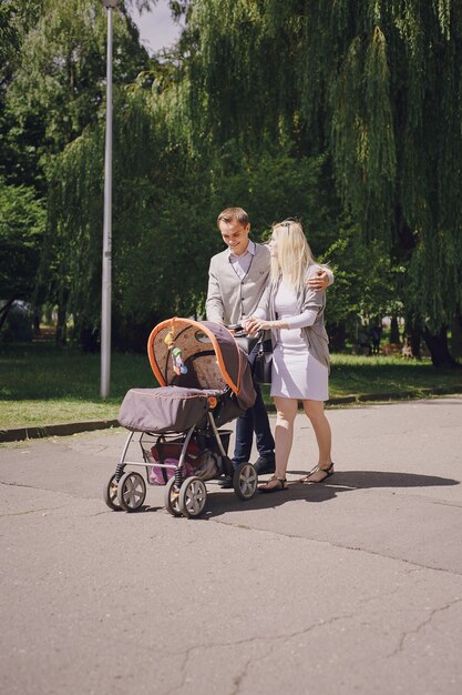 Os pais passeando um carrinho de bebê