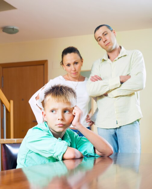 Os pais repreendem a criança adolescente em casa