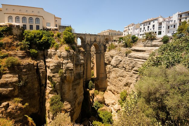 Os penhascos aproximam el puente nuevo em ronda