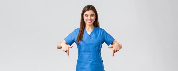 Os profissionais de saúde evitam o conceito de medicina de triagem de teste de vírus covid sorrindo enfermeira confiante