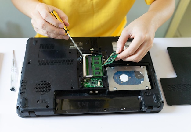 Os reparadores estão consertando e limpando laptops periodicamente
