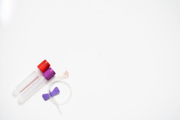 Os tubos de ensaio coletam amostras de sangue para exames de saúde. órgão anual de laboratórios de pesquisa e espaços para inserção de textos médicos