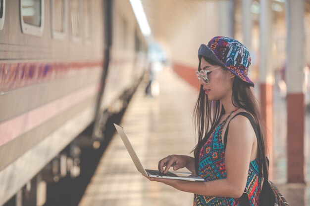 Os turistas olham para o tablet para procurar atrações turísticas.