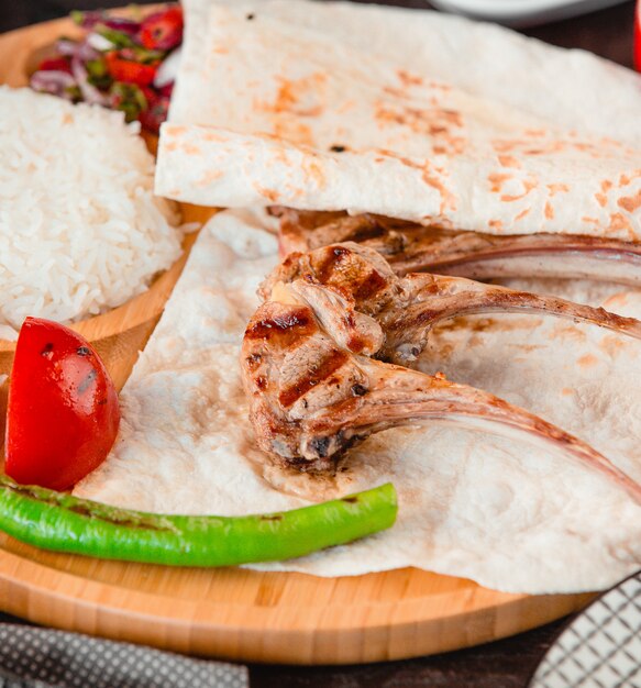 Osso churrasco com lavash, pimenta verde e tomate.