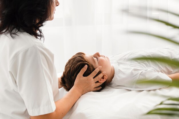 Osteopata tratando de uma criança no hospital