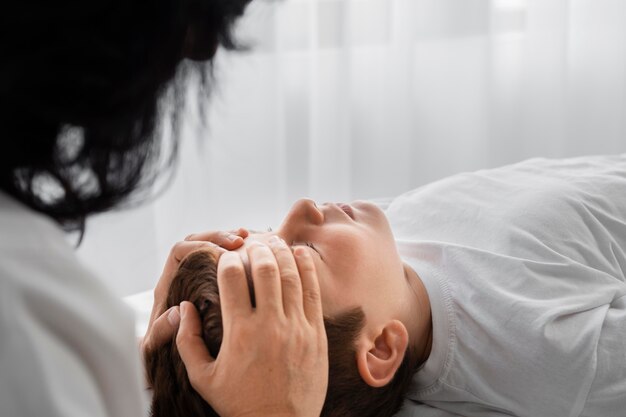 Osteopata tratando de uma criança no hospital