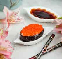 Foto grátis ostra com caviar vermelho em cima da mesa