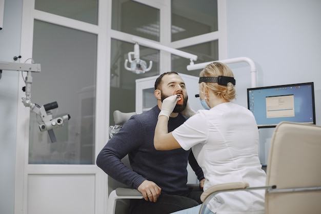 Foto grátis otorrinolaringologista se preparando para o procedimento de exame médico