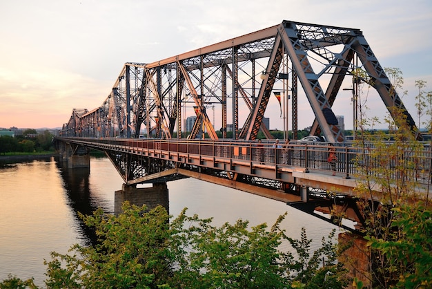 Ottawa, CANADÁ - 8 DE SETEMBRO: Alexandra Bridge sobre o rio em 8 de setembro de 2012 em Ottawa, Canadá. Construído entre 1898 e 1900, seu principal vão central em balanço foi, o mais longo do Canadá e o quarto