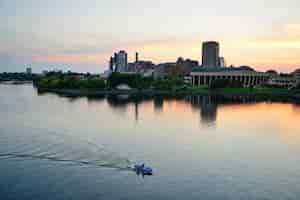 Foto grátis ottawa pôr do sol sobre o rio com arquitetura histórica.