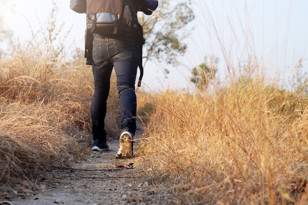 Oung Man Traveler com mochila relaxante ao ar livre.