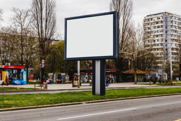 Foto grátis outdoor em branco na rua da cidade