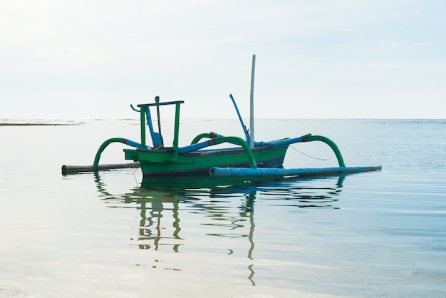 Foto grátis outrigger boat with reflection