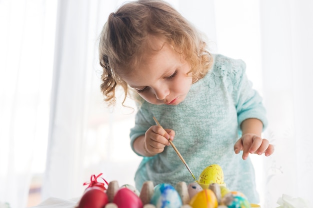 Foto grátis ovo de colorir menina focada para a páscoa