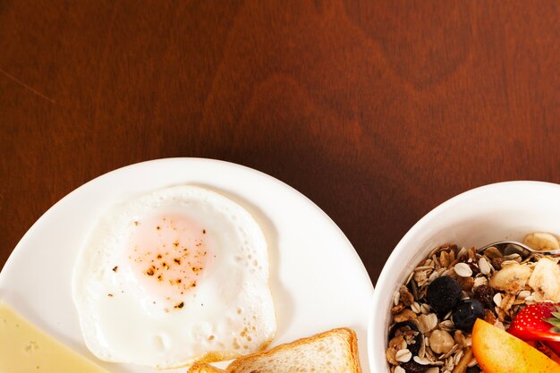 Ovo e cereal em tigela