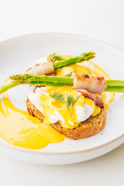 Ovos Benedict com bacon torcer espargos