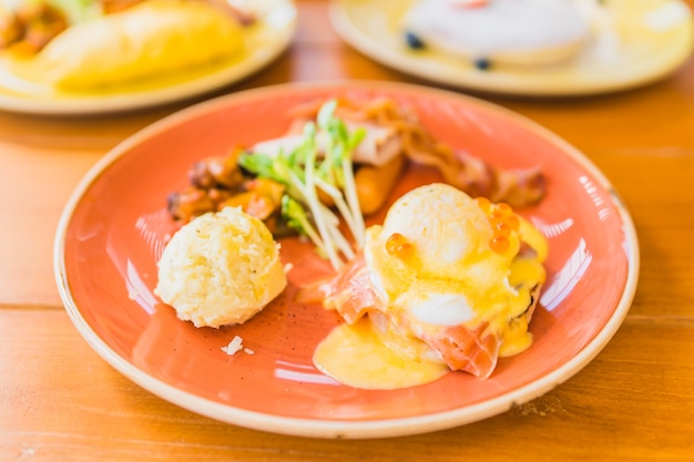 Ovos benedict com batata e bacon de salmão defumado