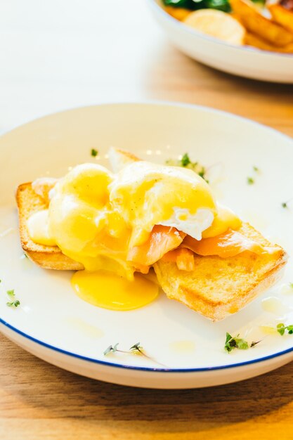 Ovos Benedict com salmão