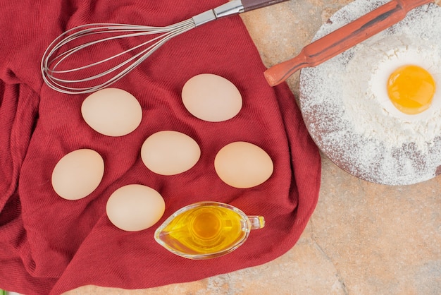 Foto grátis ovos brancos com gema, farinha e óleo