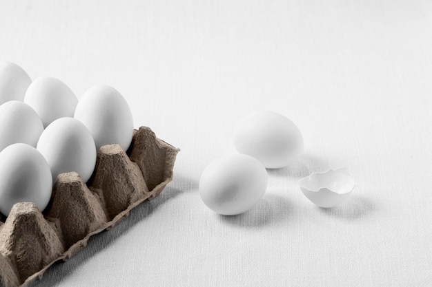 Foto grátis ovos brancos de alto ângulo em caixa