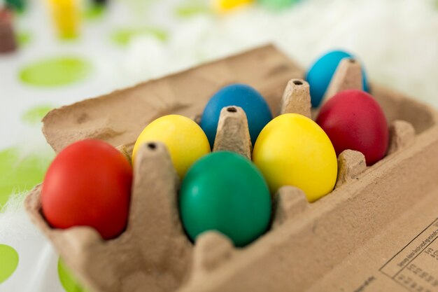Ovos coloridos em recipiente de papelão