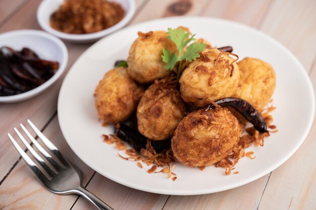 Ovos cozidos salteados com molho de tamarindo.