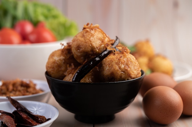 Foto grátis ovos cozidos salteados com molho de tamarindo.