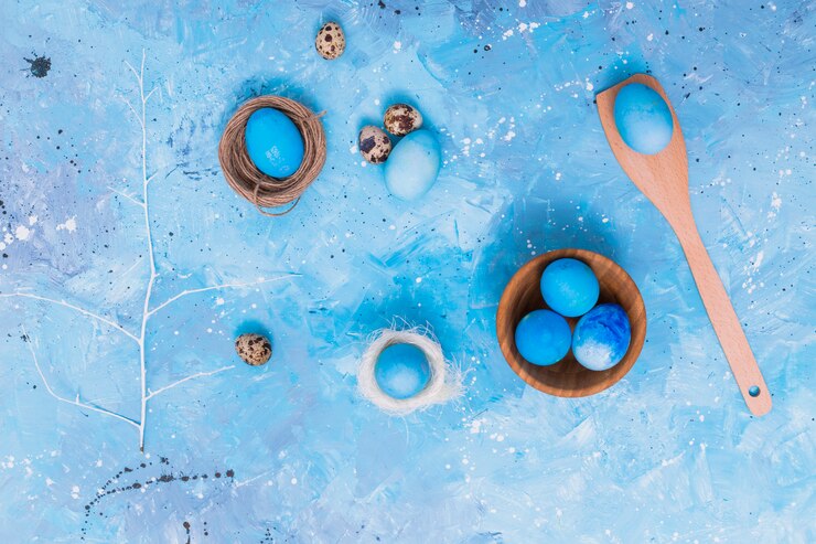 Foto grátis ovos de páscoa azuis em ninhos na mesa